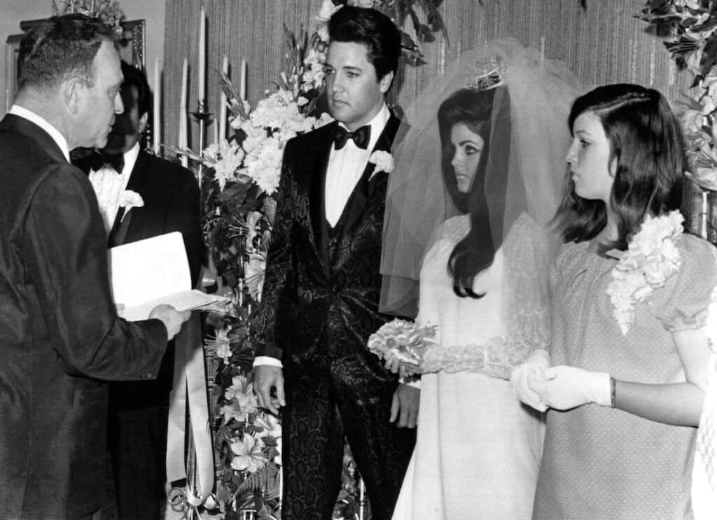 HD1FB7 Nevada Supreme Court Justice DAVID ZENOFF performs the marriage of ELVIS PRESLEY to PRISCILLA ANN BEAULEIU, as the bride's